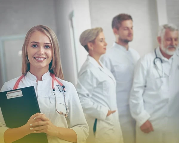 Девушка-врач с планшеткой в руках